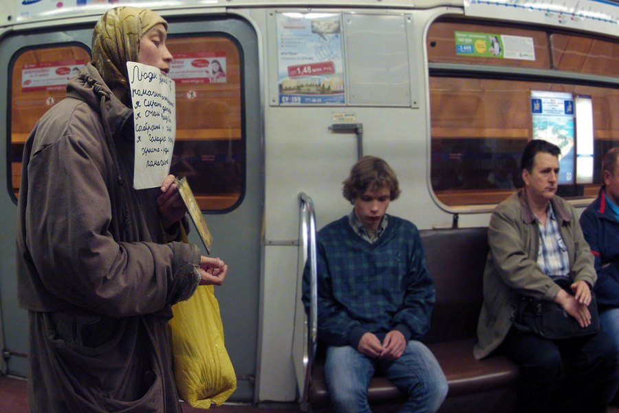 Картинки по запросу женщина попрошайка в метро