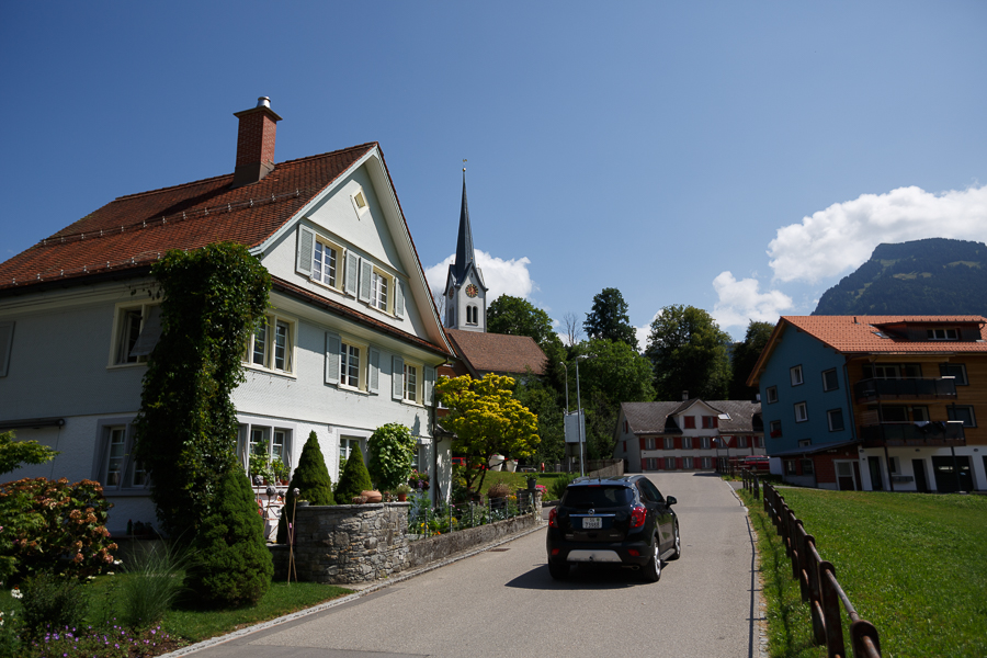 Одна деревня в Швейцарии предпочла заплатить штраф, чем пустить беженцев.