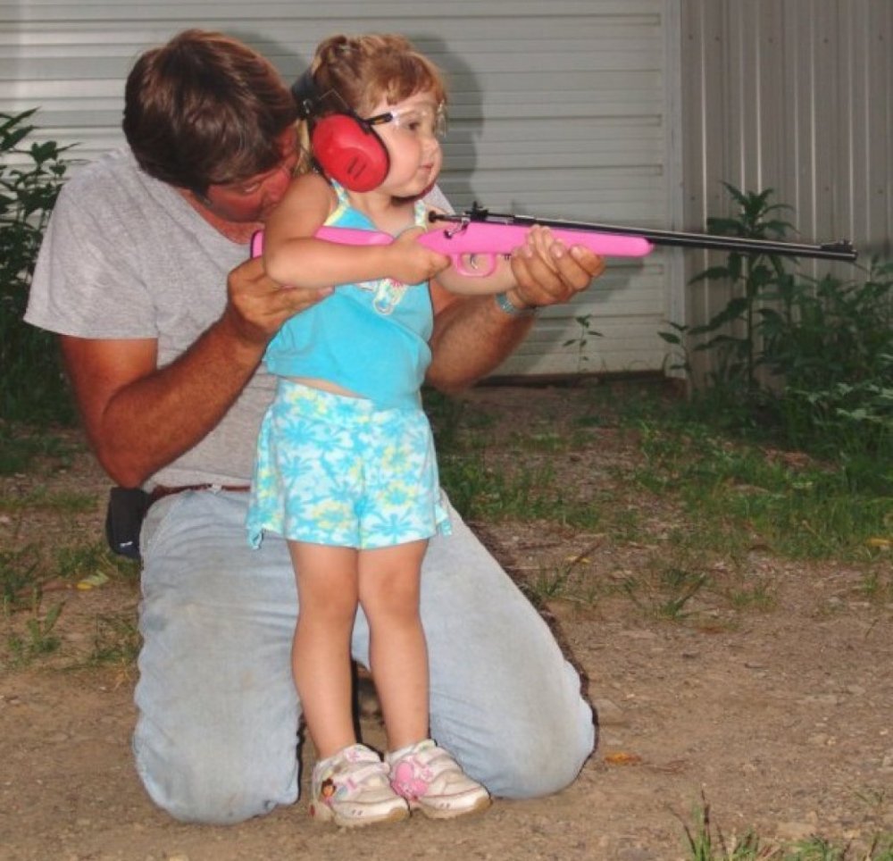 В США детей приучают к оружию уже в раннем возрасте. В пять лет ребенок может иметь оружие 22-го калибра.