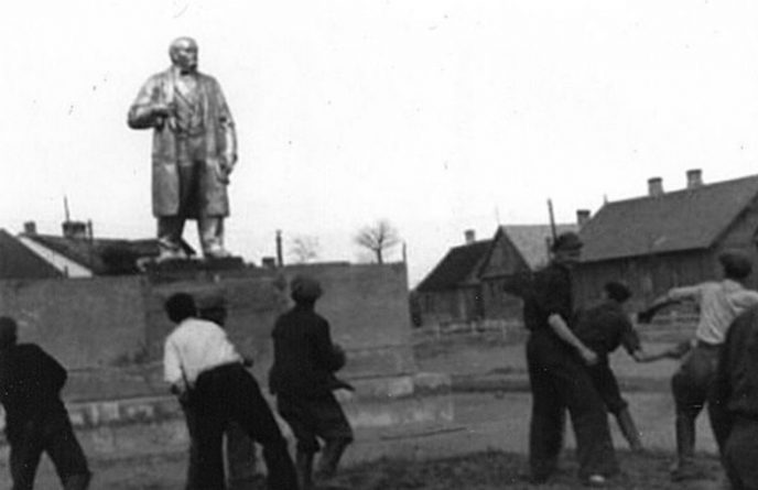 Архив немецкого солдата. Вот так, на его взгляд, выглядела советская деревня в 1941-1945 годах.