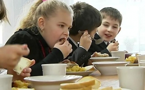 В школе детей из богатых и бедных семей теперь кормят отдельно.