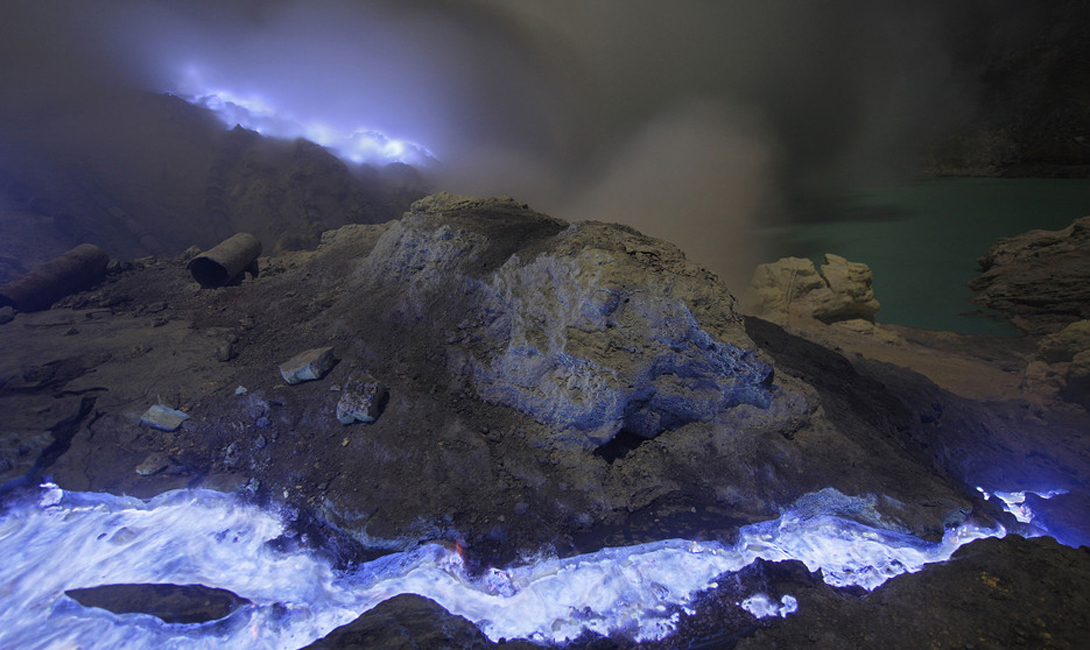 Вулкан Кавах Иджен
Ява, Индонезия
Пугающее, захватывающее дух место. Здесь подземные газы вырываются наружу сквозь многочисленные трещины. Иногда они конденсируются в жидкую серу, которая, затем, принимает запредельный оттенок синего цвета и стекает с вулкана вместе с лавой.
