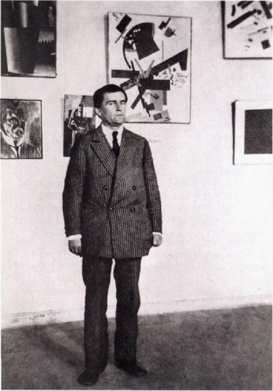  Казимир Малевич у своих работ в Музее художественной культуры, Петроград, 1924 год.