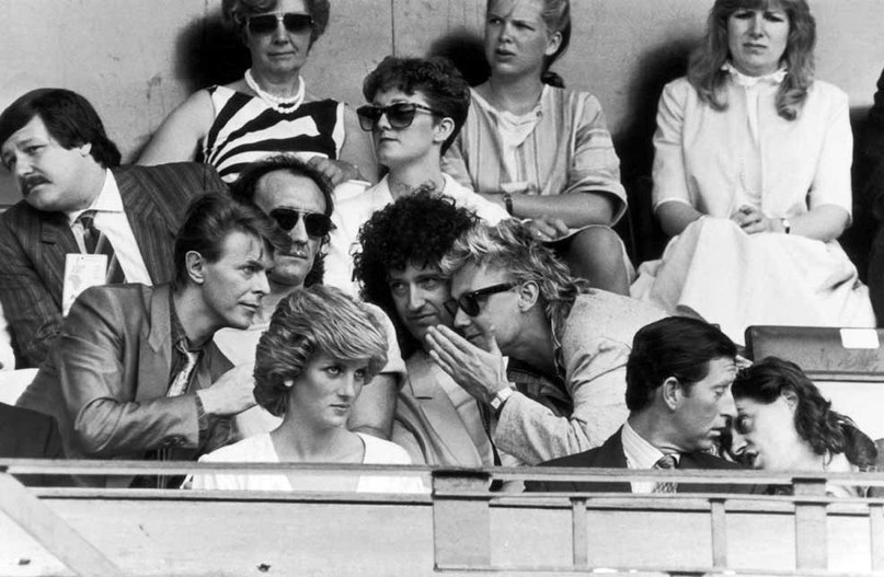 Дэвид Боуи, Крис Тейлор, Брайан Мэй, Роджер Тэйлор, принцесса Диана, принц Чарльз и Боб Гелдоф, Лондон, 1985 год.