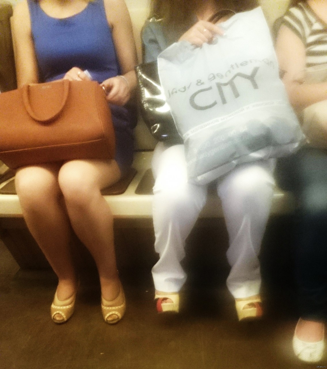 Картинки по запросу девушка в метро на каблуках