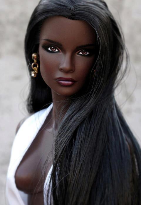 Duckie Thot - темнокожая модель с кукольной внешностью