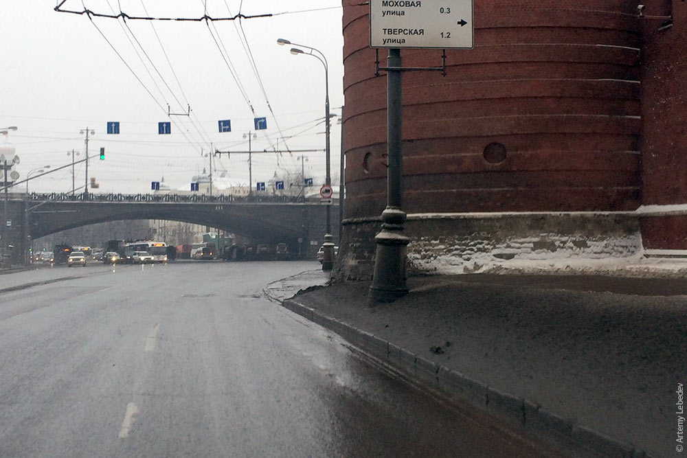 Почему в России вечно загажены дороги?