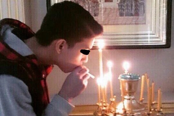 Школьница прикурила в церкви от свечи, а фотографию выложила, в социальные сети!