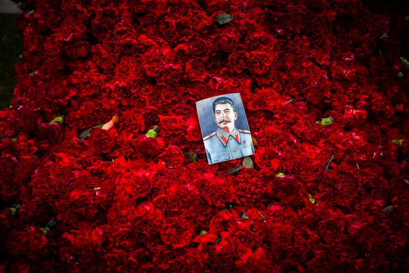 Как можно такое вытворять на могиле Сталина?
