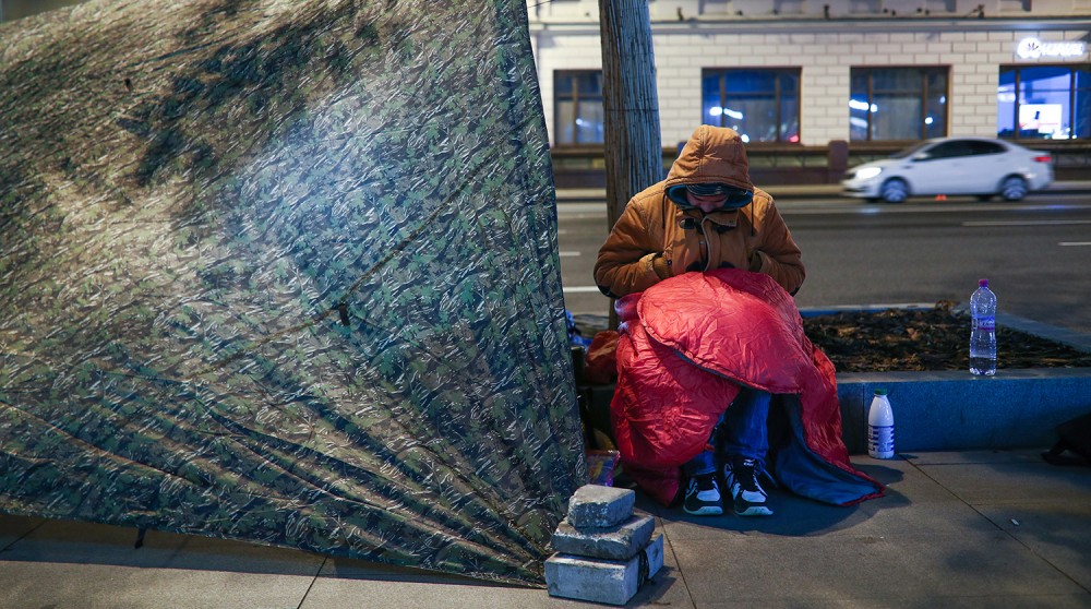 Пока вы в тепле читаете этот пост, российские ребята в холоде позорно стоят на Тверской в очереди за айфонами